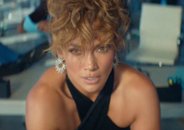 BOMBA SEXY la 51 de ani! Jennifer Lopez a aruncat in aer internetul cu noul videoclip! Ipostaze si tinute FIERBINTI pentru colaborarea cu Maluma_6