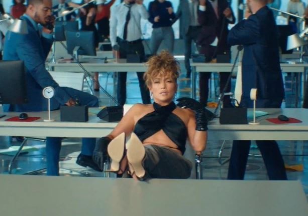 BOMBA SEXY la 51 de ani! Jennifer Lopez a aruncat in aer internetul cu noul videoclip! Ipostaze si tinute FIERBINTI pentru colaborarea cu Maluma_7