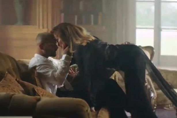 BOMBA SEXY la 51 de ani! Jennifer Lopez a aruncat in aer internetul cu noul videoclip! Ipostaze si tinute FIERBINTI pentru colaborarea cu Maluma_9