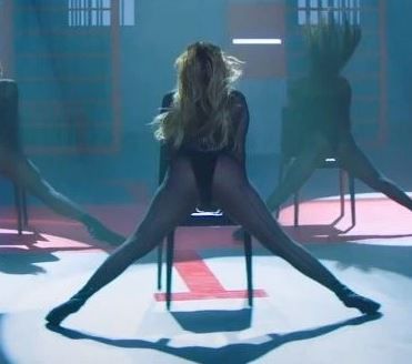 BOMBA SEXY la 51 de ani! Jennifer Lopez a aruncat in aer internetul cu noul videoclip! Ipostaze si tinute FIERBINTI pentru colaborarea cu Maluma_10