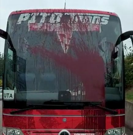 VIDEO | Autocarul echipei UTA Arad, VANDALIZAT de suporterii Rapidului! Totul s-a petrecut dupa victoria aradenilor cu Dinamo: Politia a fost sesizata_3