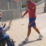 Gest SUPERB facut de un jucator de la Barcelona! A oprit masina in mijlocul strazii pentru un fan care a venit sa il vada