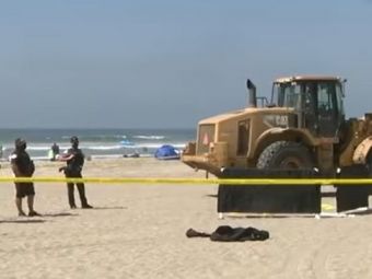 
	Accident STUPID petrecut pe o plaja din California. O femeie intinsa pe nisip a fost calcata MORTAL de un tractor de mari dimensiuni
