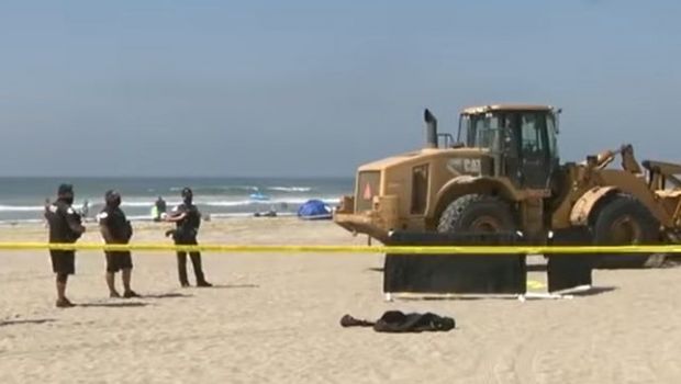 
	Accident STUPID petrecut pe o plaja din California. O femeie intinsa pe nisip a fost calcata MORTAL de un tractor de mari dimensiuni
