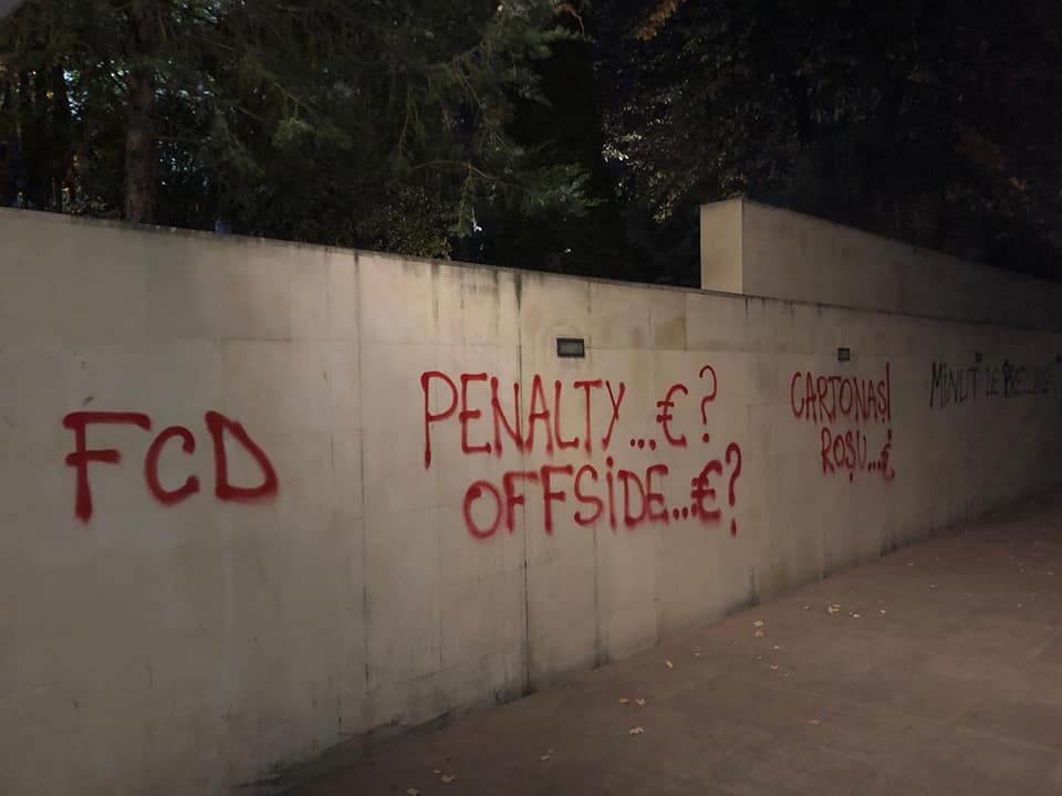 "Spaniolii nu sunt in hora fratiei la Federatia Romaniei!" Fanii lui Dinamo au luat FOC dupa infrangerea cu FCSB! Ce mesaje au afisat pe zidurile din fata federatiei_1