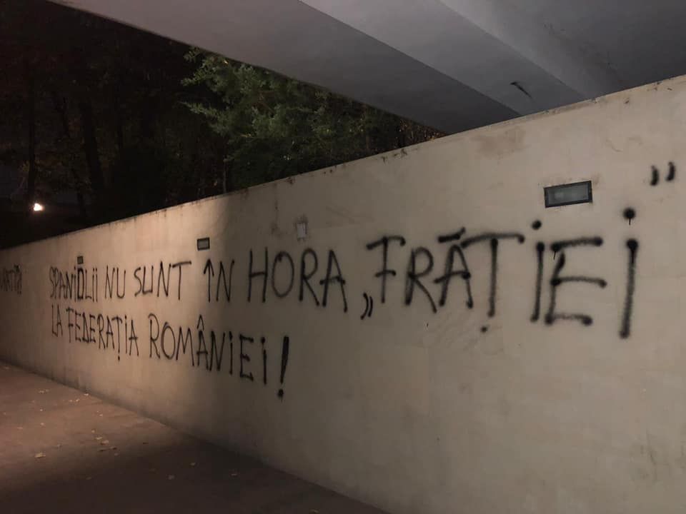 "Spaniolii nu sunt in hora fratiei la Federatia Romaniei!" Fanii lui Dinamo au luat FOC dupa infrangerea cu FCSB! Ce mesaje au afisat pe zidurile din fata federatiei_2