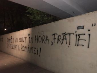 
	&quot;Spaniolii nu sunt in hora fratiei la Federatia Romaniei!&quot; Fanii lui Dinamo au luat FOC dupa infrangerea cu FCSB! Ce mesaje au afisat pe zidurile din fata federatiei
