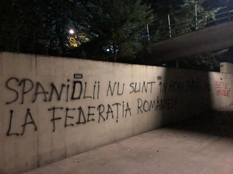 "Spaniolii nu sunt in hora fratiei la Federatia Romaniei!" Fanii lui Dinamo au luat FOC dupa infrangerea cu FCSB! Ce mesaje au afisat pe zidurile din fata federatiei_3