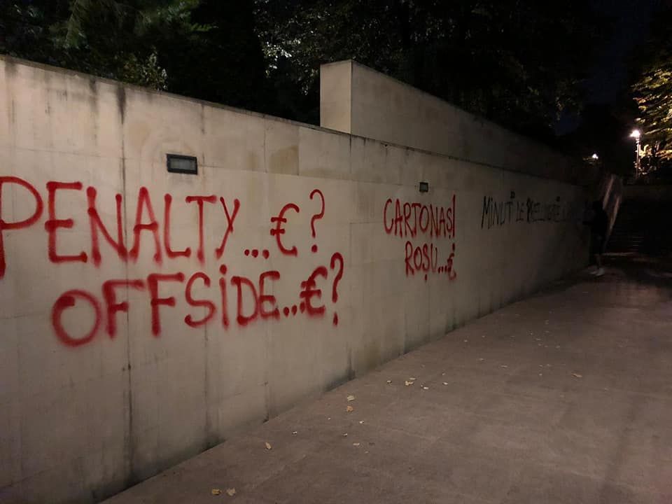 "Spaniolii nu sunt in hora fratiei la Federatia Romaniei!" Fanii lui Dinamo au luat FOC dupa infrangerea cu FCSB! Ce mesaje au afisat pe zidurile din fata federatiei_4