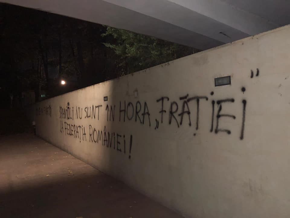"Spaniolii nu sunt in hora fratiei la Federatia Romaniei!" Fanii lui Dinamo au luat FOC dupa infrangerea cu FCSB! Ce mesaje au afisat pe zidurile din fata federatiei_5