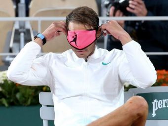 
	Poate sa castige 20 de Grand Slam-uri, dar are probleme in a-si pune masca de protectie pe fata :) Cum a fost surprins Rafael Nadal de fotografi la Roland Garros
