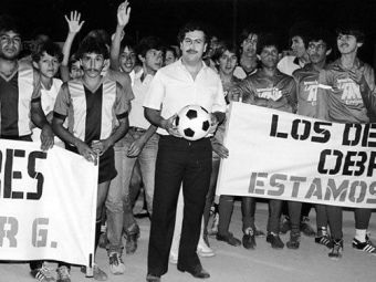 
	&quot;Viata ta aici nu valoreaza nimic, in Buenos Aires ne costa 1.000 de dolari sa va rezolvam!&quot; Cum ar fi aranjat Pablo Escobar una din semifinalele Copei Libertadores, in care era implicata echipa sa de suflet!
