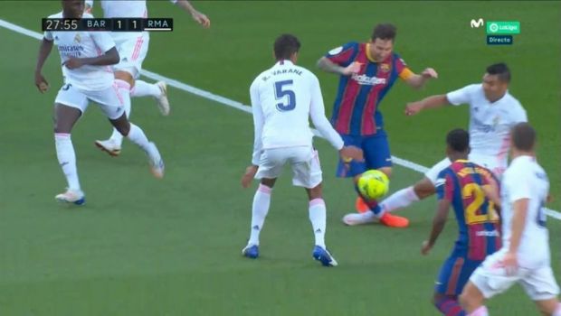 
	TOATA PLANETA Barcelona a sarit in aer si a cerut penalty dupa atacul lui Casemiro la Messi! VAR a spus ca nu e NIMIC. Ce s-a intamplat
