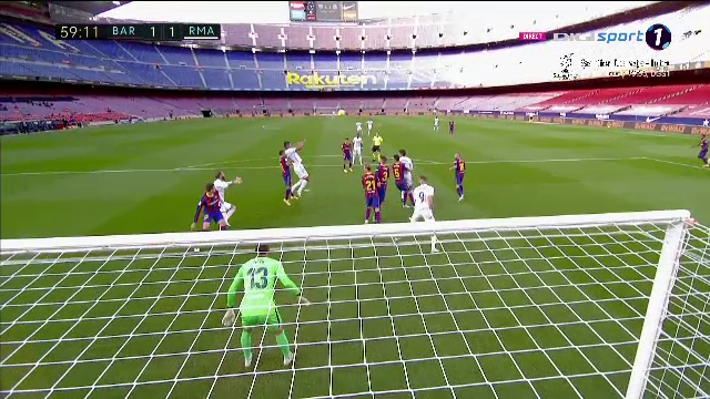 VAR a dat penalty pentru Real! Ce s-a intamplat la faza care i-a infuriat pe fanii Barcelonei_10