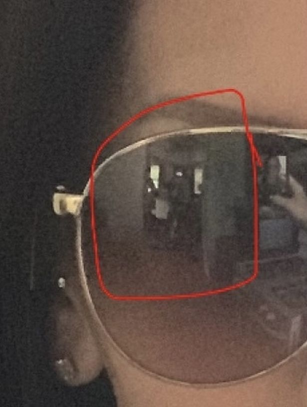 A trecut prin spaima vietii ei! O femeie care si-a facut un selfie purtand ochelarii de soare s-a ingrozit cand s-a uitat la poza! Ce a vazut_2