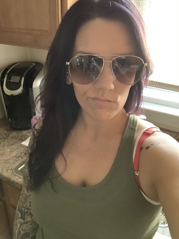 A trecut prin spaima vietii ei! O femeie care si-a facut un selfie purtand ochelarii de soare s-a ingrozit cand s-a uitat la poza! Ce a vazut_3