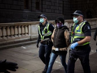 
	Arestata in plina strada pentru ca nu purta masca! Sase patrule de politie au intervenit pentru a incatusa o femeie: ce s-a intamplat
