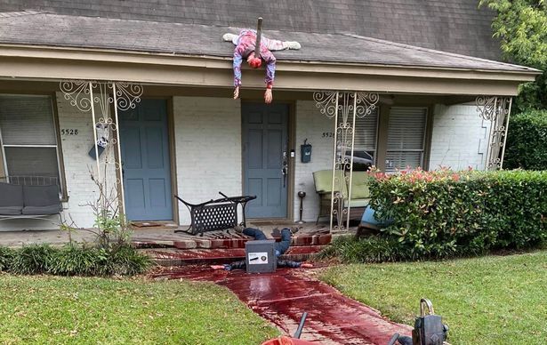 FOTO | Si-a decorat casa de Halloween si s-a trezit cu politia la usa! Vecinii au sunat disperati cand au vazut cum arata curtea omului_2