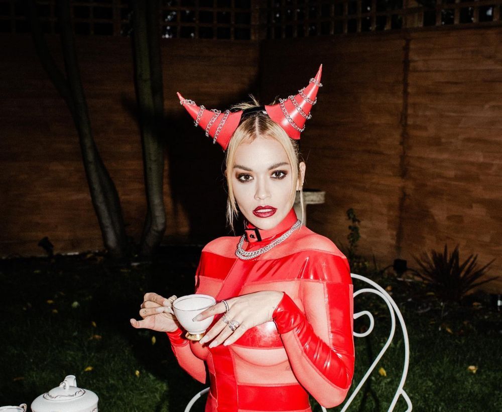 Costumatie de Halloween sau de filme pentru adulti?! Rita Ora a socat internetul: pozele care fac inconjurul retelelor sociale_11