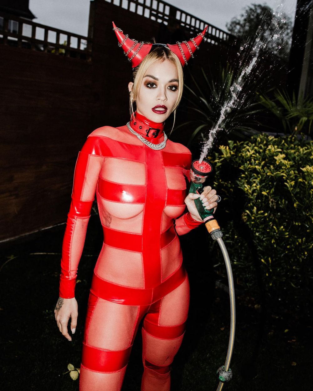 Costumatie de Halloween sau de filme pentru adulti?! Rita Ora a socat internetul: pozele care fac inconjurul retelelor sociale_9