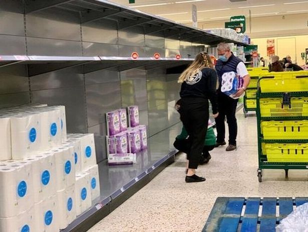 FOTO | Nu din nou!!! Rafturile supermarketurilor se golesc in Marea Britanie dupa ce prim-ministrul a anuntat carantina: "Este o nebunie!"_1