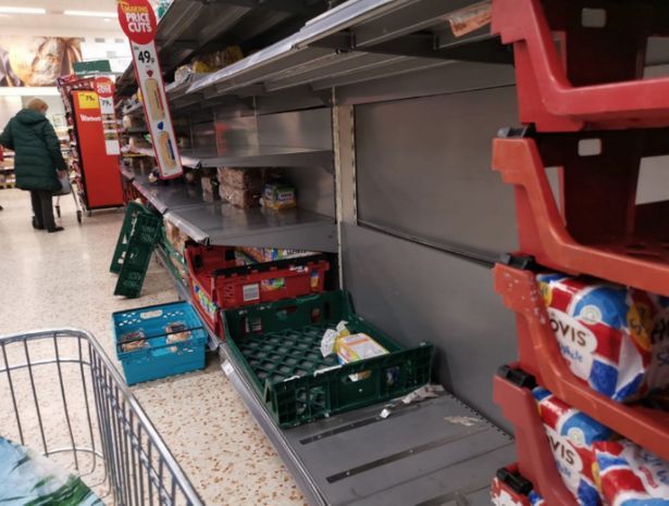 FOTO | Nu din nou!!! Rafturile supermarketurilor se golesc in Marea Britanie dupa ce prim-ministrul a anuntat carantina: "Este o nebunie!"_2