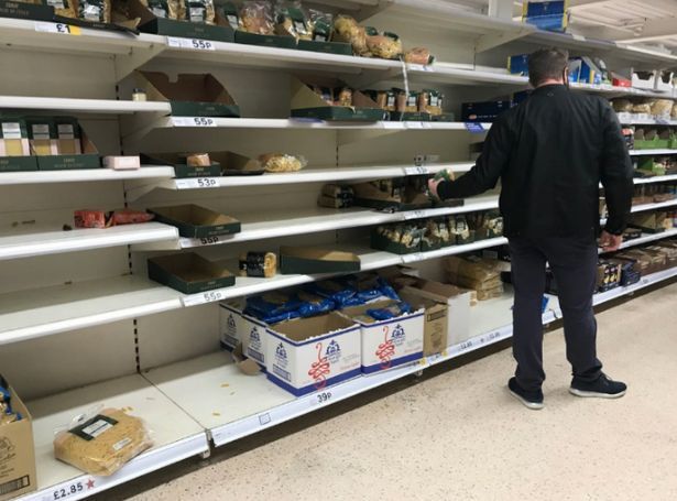 FOTO | Nu din nou!!! Rafturile supermarketurilor se golesc in Marea Britanie dupa ce prim-ministrul a anuntat carantina: "Este o nebunie!"_5