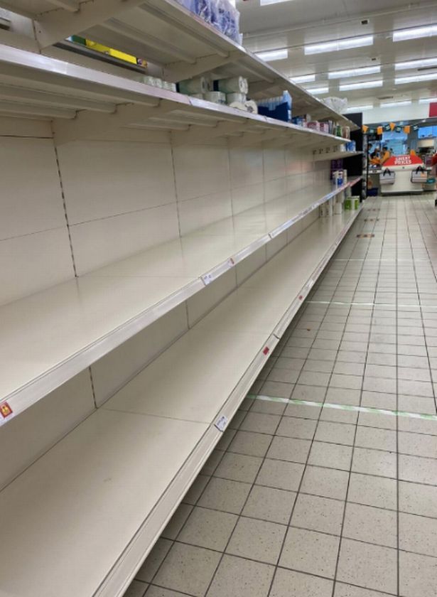 FOTO | Nu din nou!!! Rafturile supermarketurilor se golesc in Marea Britanie dupa ce prim-ministrul a anuntat carantina: "Este o nebunie!"_6