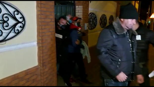 
	Imagini incredibile din momentul arestarii patronului lui FC U Craiova! Scandal la casa lui Mititelu, CONDAMNAT DEFINITIV la inchisoare
