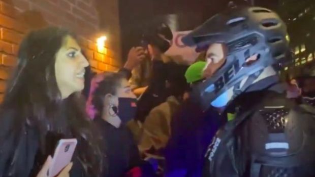 
	VIDEO O tanara a SCUIPAT in fata un politist la protestele anti-Trump si a devenit vedeta nationala! Cum a fost imobilizata si ce pedeapsa a primit
