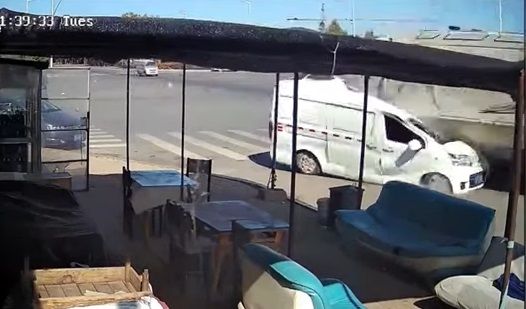 
	VIDEO&nbsp;INCREDIBIL&nbsp;| A cazut masina de ciment peste el, dar a scapat cu viata! Filmul unui accident cum rar se vede

