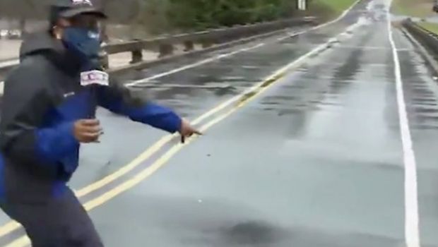 
	VIDEO S-a rupt podul sub ea! Secundele care i-au salvat viata unei jurnaliste
