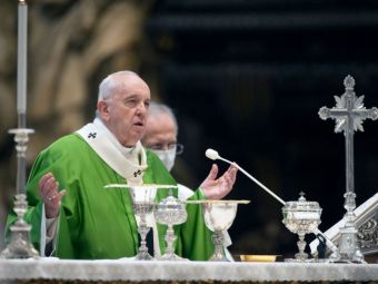 
	Au crezut ca nu vad bine! Investigatii la Vatican dupa ultima poza la care s-a dat like de pe contul oficial de Instagram al Papei
