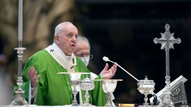 
	Au crezut ca nu vad bine! Investigatii la Vatican dupa ultima poza la care s-a dat like de pe contul oficial de Instagram al Papei
