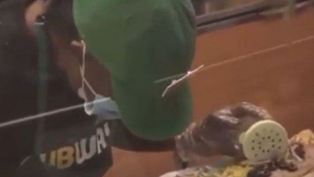 
	VIDEO | Lucra la un sandwich pentru un client si a adormit cu capul in mancare! Scena ireala la un magazin de fast-food
