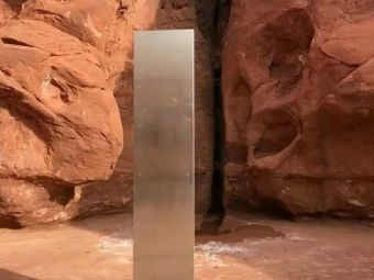 
	Descoperire ULUITOARE in mijlocul desertului. Are o inaltime de 3 metri! Au venit EXTRATERESTRII?
