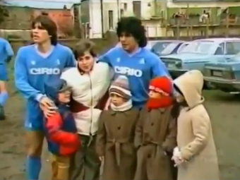 
	Unul dintre cele mai emotionante momente din viata lui Maradona! Cum a salvat argentinianul viata unui copil sarac de langa Napoli: &quot;Asa eram si eu!&quot;
