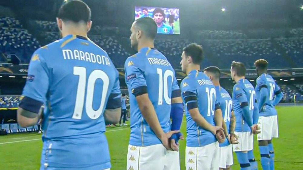 Atmosfera INCENDIARA la propriu! Fanii lui Napoli au facut spectacol, iar fotbalistii i-au adus un omagiu special lui Maradona_11