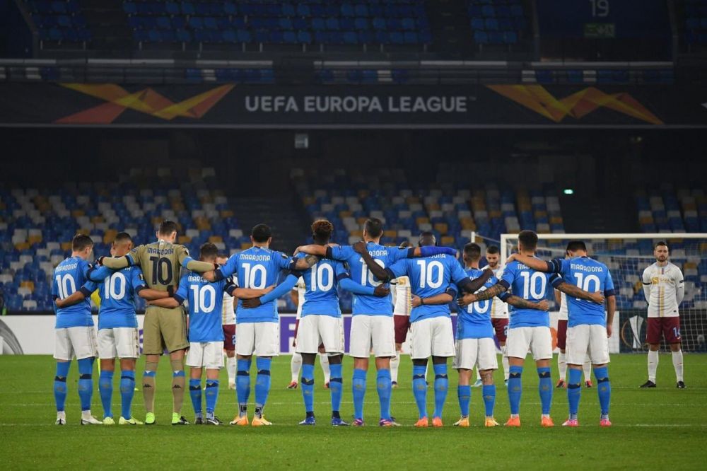 Atmosfera INCENDIARA la propriu! Fanii lui Napoli au facut spectacol, iar fotbalistii i-au adus un omagiu special lui Maradona_13