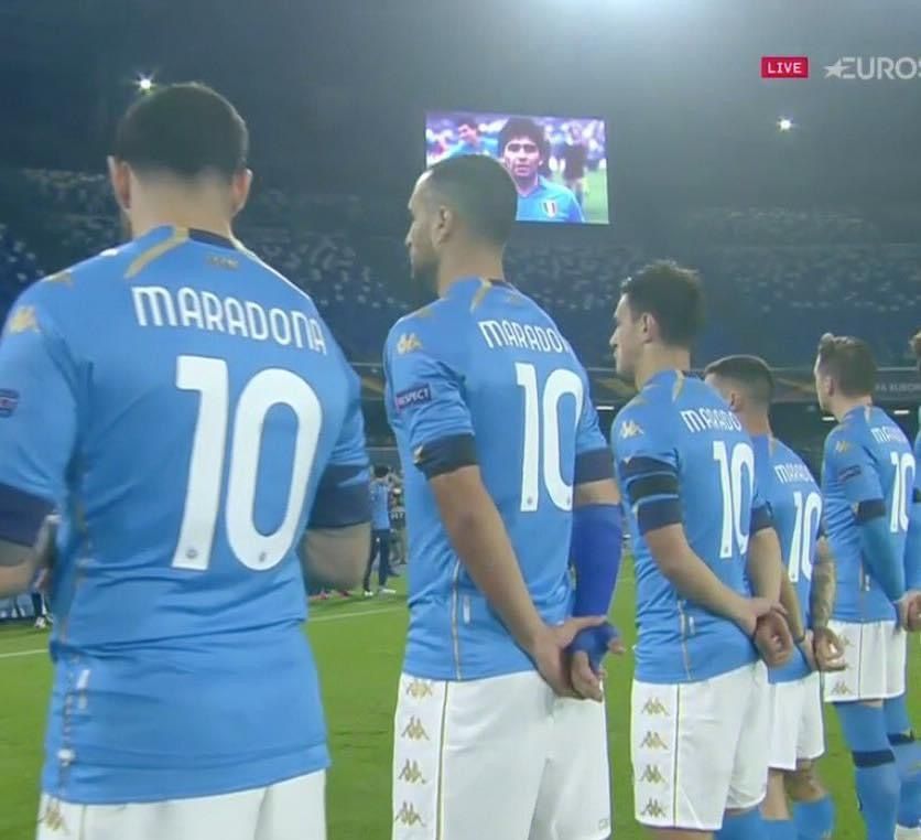 Atmosfera INCENDIARA la propriu! Fanii lui Napoli au facut spectacol, iar fotbalistii i-au adus un omagiu special lui Maradona_10