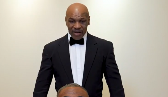 Mike Tyson l-a muscat de ureche pe Roy Jones chiar inaintea partidei! :) Ultima aroganta a boxerului inaintea marii lupte_2