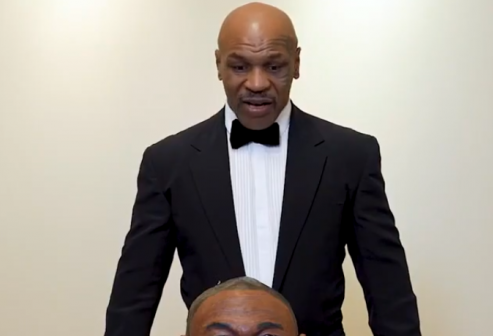 Mike Tyson l-a muscat de ureche pe Roy Jones chiar inaintea partidei! :) Ultima aroganta a boxerului inaintea marii lupte_1