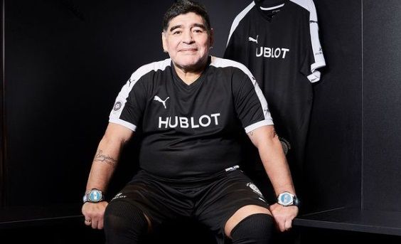 
	Nu mai e niciun mister. De ce purta Maradona DOUA CEASURI, unul la fiecare mana. Nu ti-ai fi imaginat asta!
