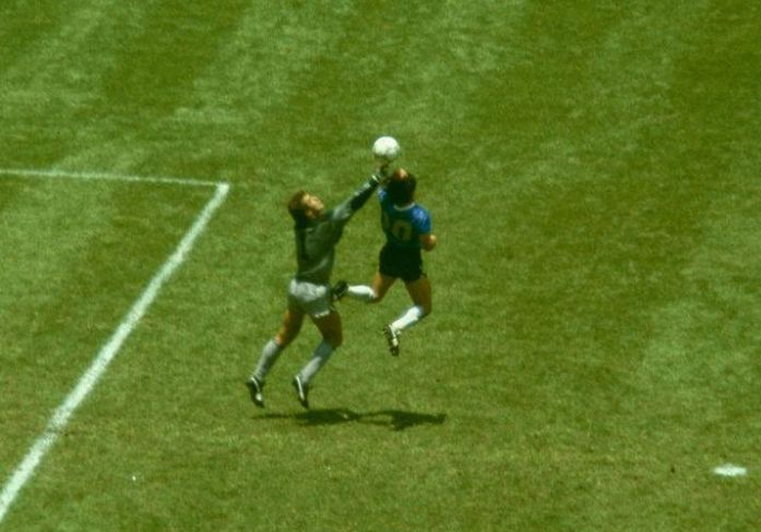 Costa o AVERE acum! La cat este evaluat tricoul lui Maradona de la meciul contra Angliei din 1986! Cine il detine in acest moment_2