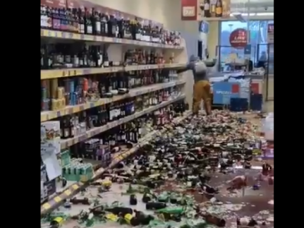 
	Imagini INTERZISE barbatilor! O femeie a spart peste 500 de sticle de bauturi alcoolice! Paguba uriasa pe care aceasta a provocat-o
