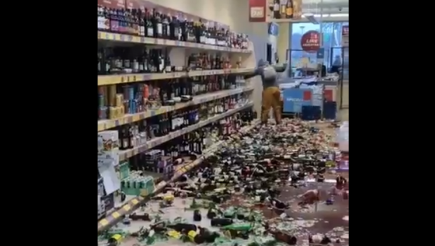 
	Imagini INTERZISE barbatilor! O femeie a spart peste 500 de sticle de bauturi alcoolice! Paguba uriasa pe care aceasta a provocat-o
