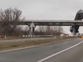 
	VIDEO A crezut ca nu vede bine! Pozitia IREALA in care se afla un camion pe autostrada. Cauza accidentului
