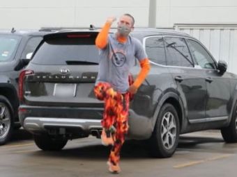 
	VIDEO Superb! Barbatul care danseaza ca un NEBUN in parcarea unui spital. Motivul te va lasa fara cuvinte

