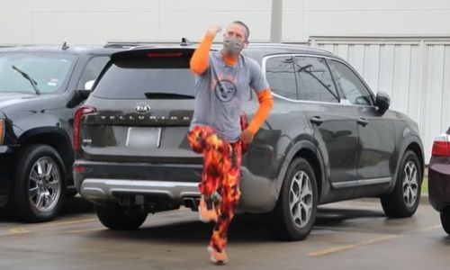 
	VIDEO Superb! Barbatul care danseaza ca un NEBUN in parcarea unui spital. Motivul te va lasa fara cuvinte
