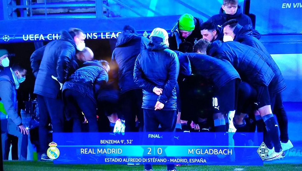 Imagini FABULOASE de la Madrid! Jucatorii lui Gladbach s-au grabit la finalul meciului sa urmareasca partida Inter - Sahtior! Cum au reactionat la final_1